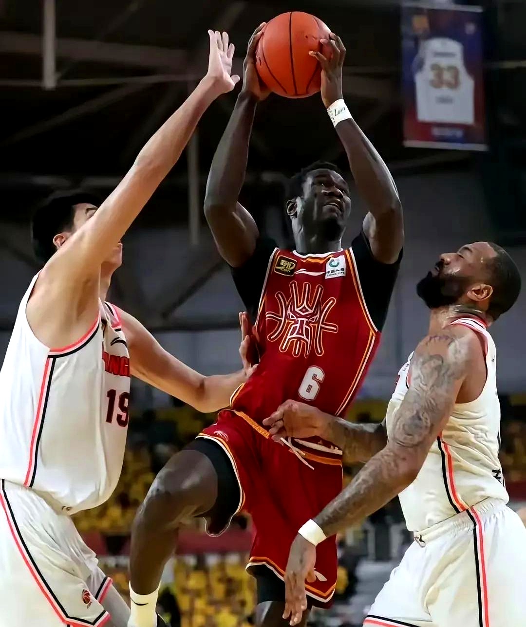 关于球队实力悬殊，但比赛结果难以预料的信息