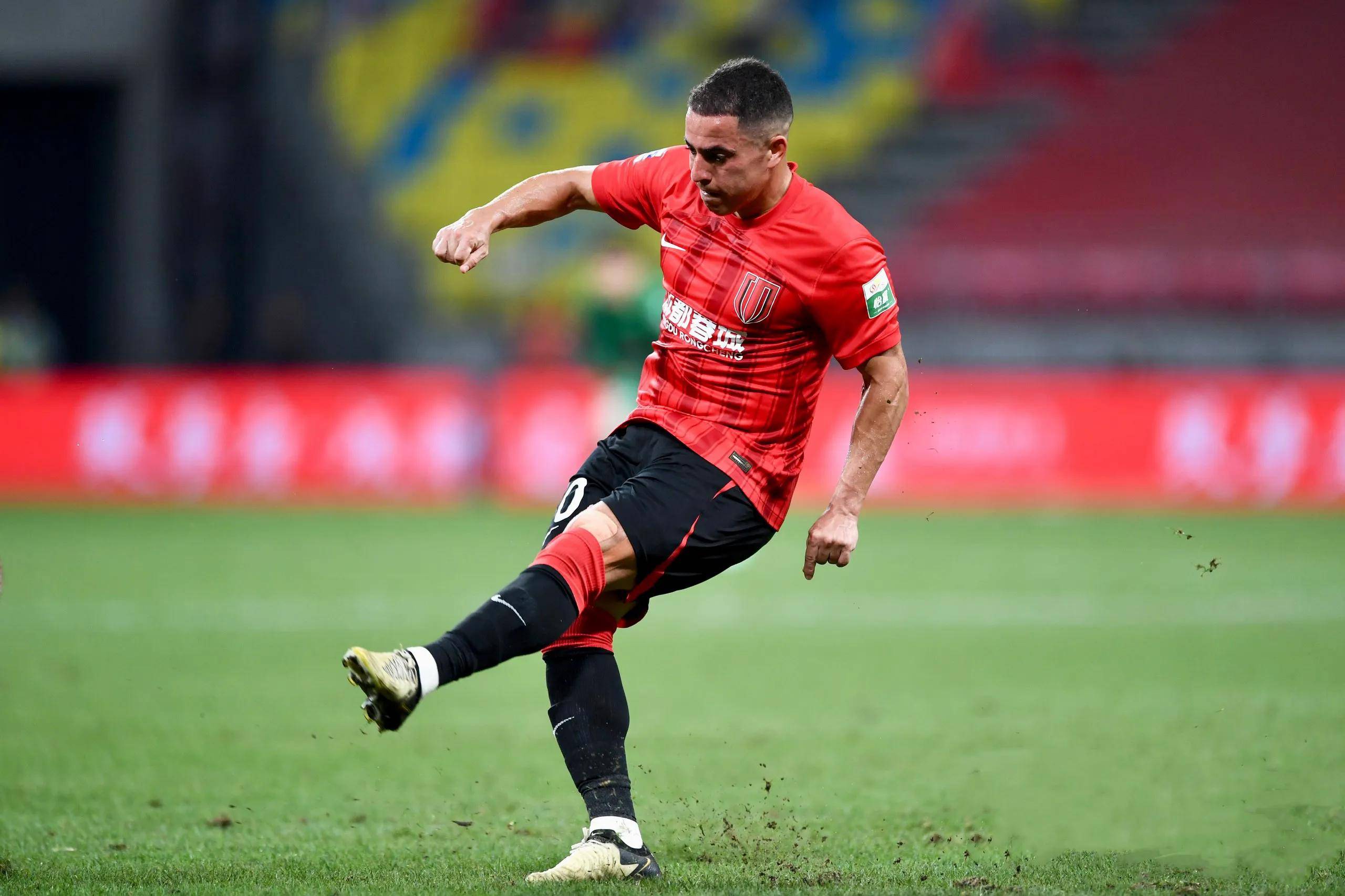 错失绝佳进球机会，球星遥遥领先亲临失手的简单介绍