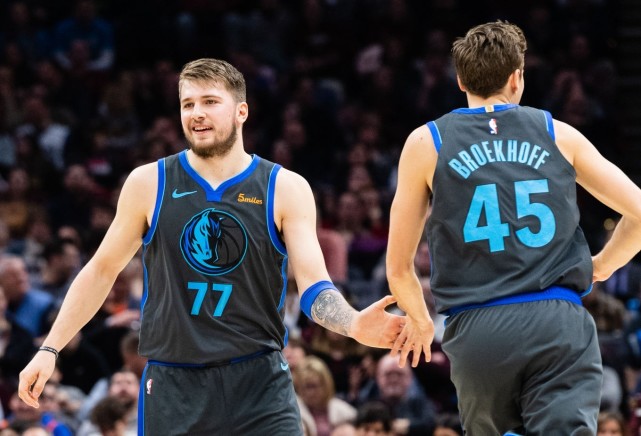 澳洲球员庆祝生日，队友送上祝福和礼物的简单介绍