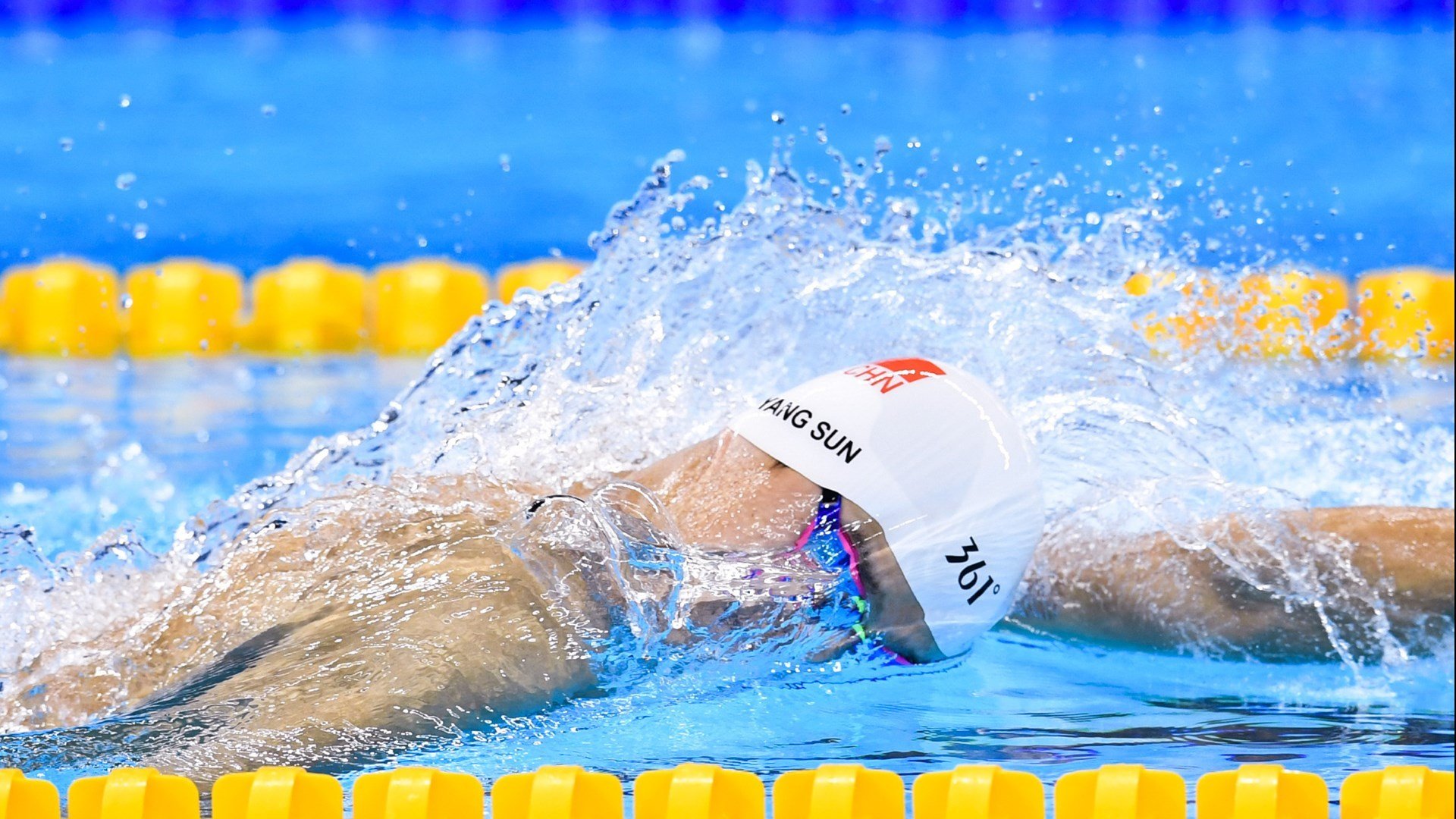 哈利伯顿状态火热，深圳队火力压制太阳，当篮球跨越东西方