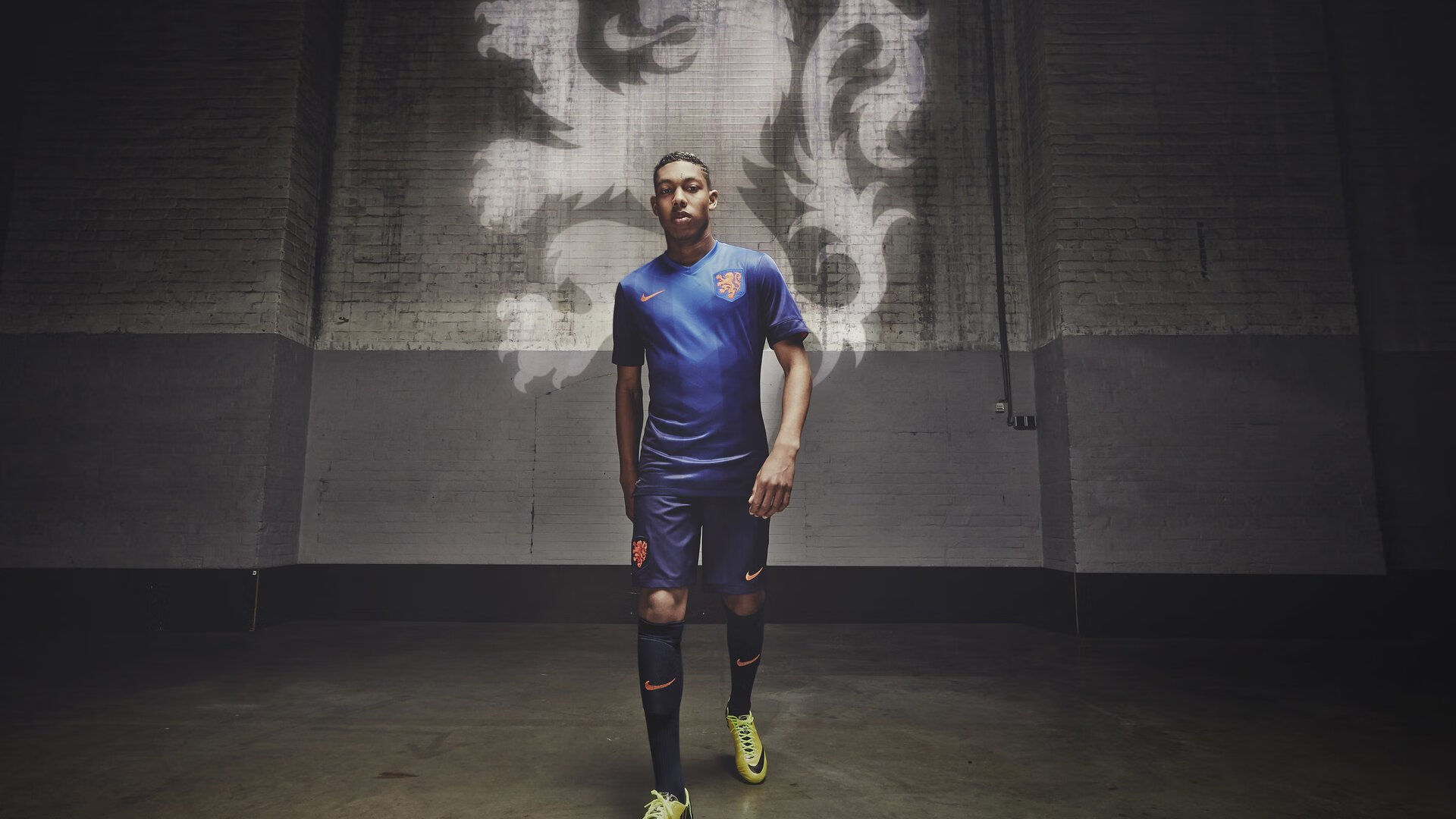 三笘薰爆发,卡塔尔单节拉开AC米兰,亚洲新星的跨洲震撼